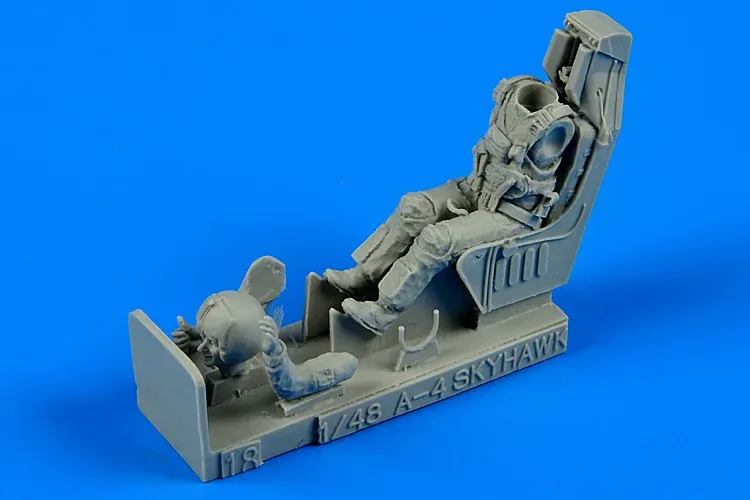 Doplňková sada Aires 480078 v měřítku 1/48 — figurka pilota US Navy s vystřelovacím sedadlem pro A-4 Skyhawk