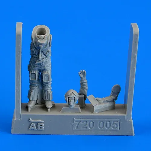Resinová figurka Aires 720005 pilot britského Sea Harrieru 1982 v měřítku 1/72