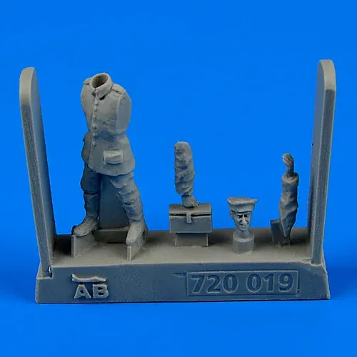 Figurka Aires 720019 mechanik německého a rakousko-uherského letectva WWI v měřítku 1/72