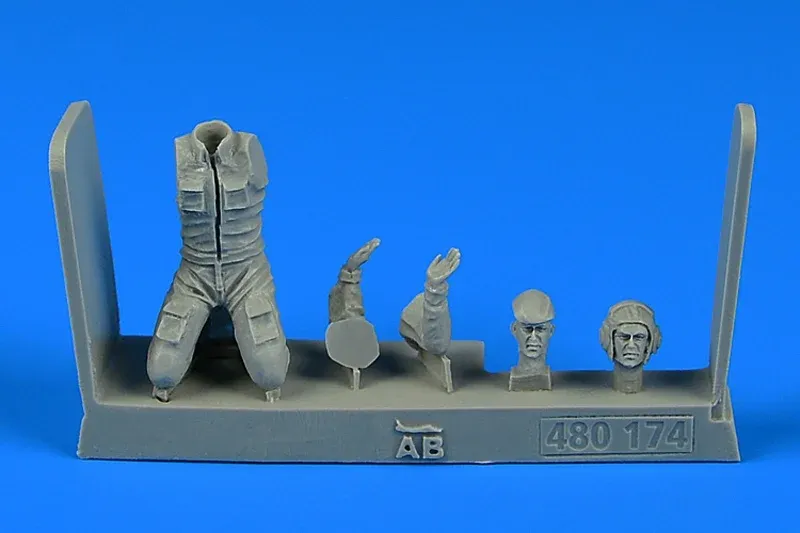 Figurka Aires 480174 sovětský letecký mechanik v měřítku 1/48