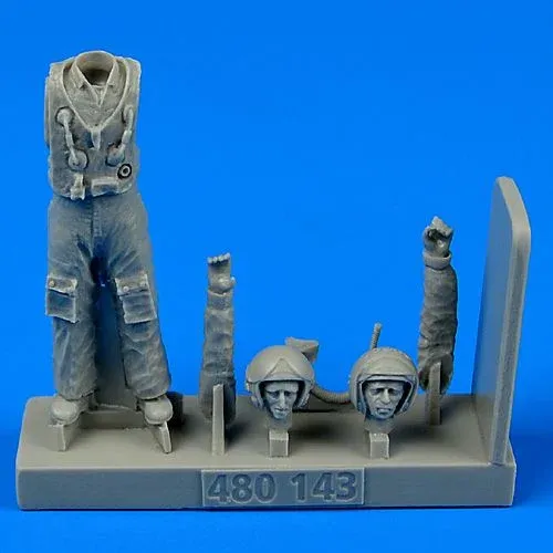 Resinová figurka Aires 480143 sovětský pilot v záchranné vestě, měřítko 1/48