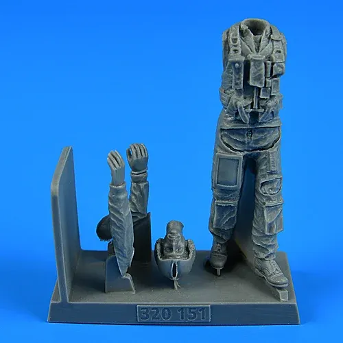 Resinová figurka Aires 320151 bojový pilot USAF v měřítku 1/32