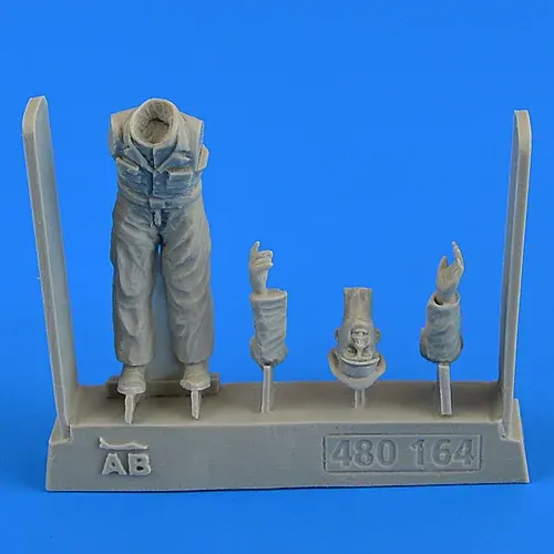 Resinový doplněk Aires 480164 German Mechanic Office WWII v měřítku 1/48