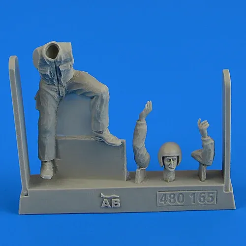 Figurka mechanika letectva Varšavské smlouvy Aires 480165 v měřítku 1/48
