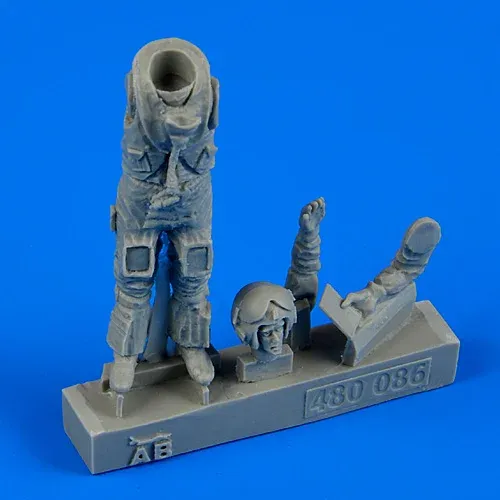 Figurka britského pilota Sea Harrieru Aires 480086 v měřítku 1/48