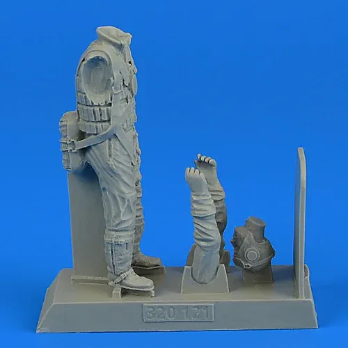 Figurka Aires 320121 německý pilot Luftwaffe se záchrannou vestou v měřítku 1/32