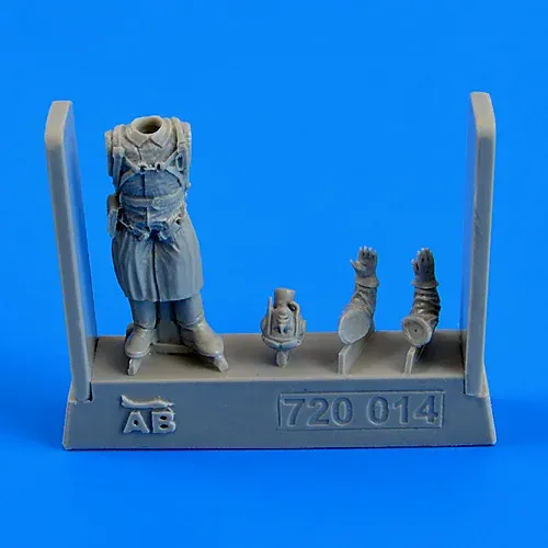 Resinová figurka Aires 720014 sovětský pilot 2. světové války v měřítku 1/72