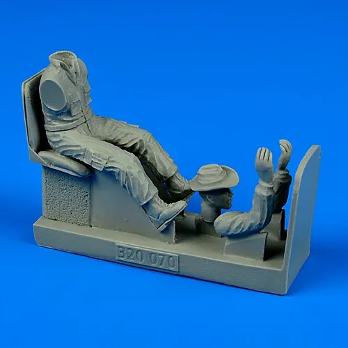 Figurka Aires 320070 řidič letištního tahače USAF/US Army v měřítku 1/32