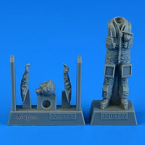 Resinová figurka Aires 320177 moderní pilotka NATO v měřítku 1/32