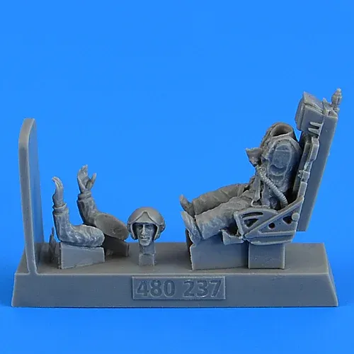 Doplňková sada Aires 480237 v měřítku 1/48 – figurka sovětského pilota s vystřelovacím sedadlem pro MiG-19
