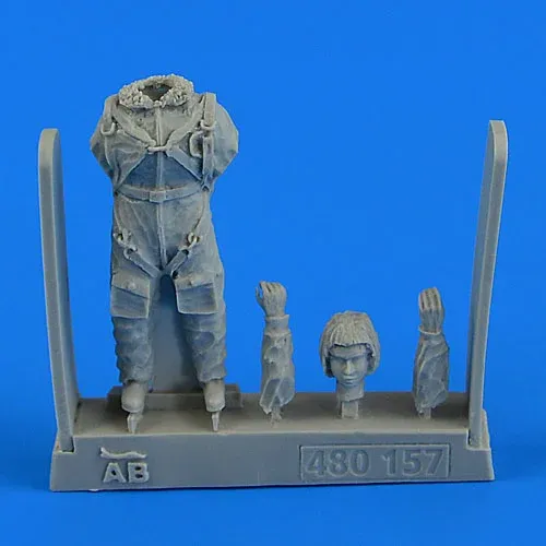 Figurka Aires 480157 sovětská pilotka s padákem v měřítku 1/48