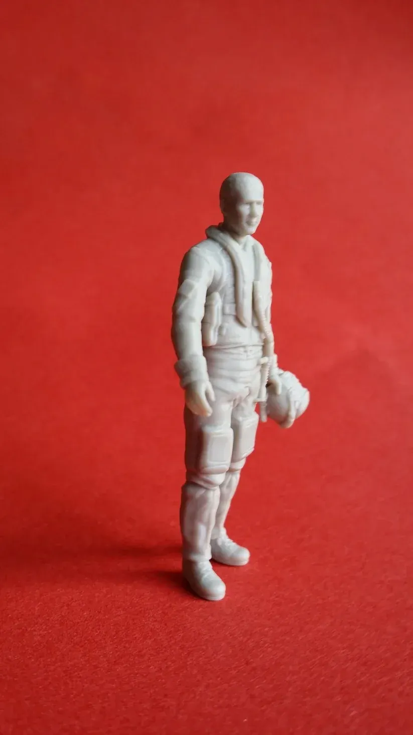Resinová figura Pilot Replicas 72P007 pilot Eurofighteru/Typhoonu s helmou v ruce, měřítko 1/72