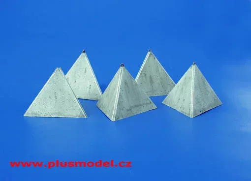 Resinové protitankové betonové zátarasy jehlanového typu Plus Model 130 v měřítku 1/35