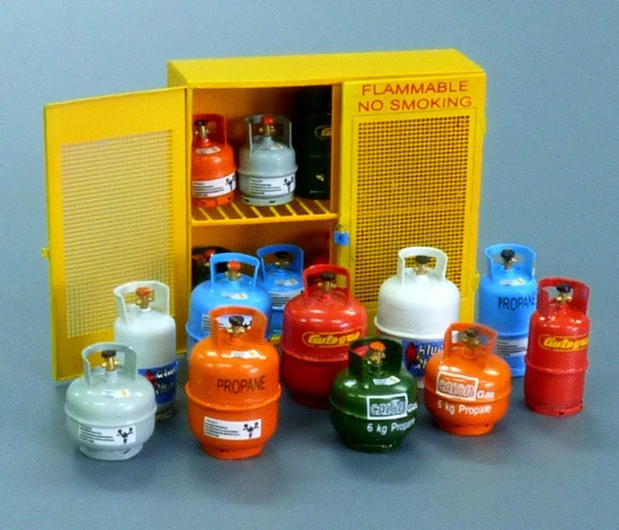Resinový set Plus Model 518 lahve na propan butan v měřítku 1/35 pro dioráma