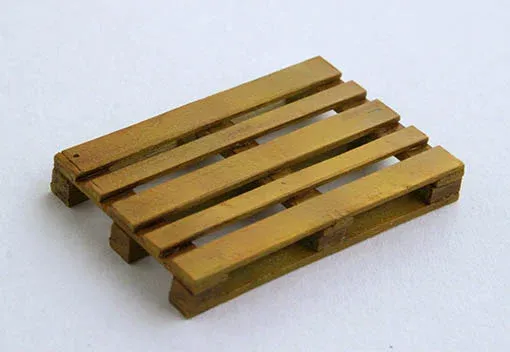 Plus Model EL036 dřevěná paleta 1/35 – díly doplňku pro dioráma