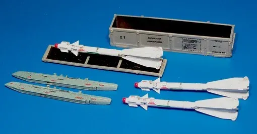 Resinová sada Plus Model AL4014 rakety R-60M/MK AA-8 Aphid 1/48 s transportní bednou