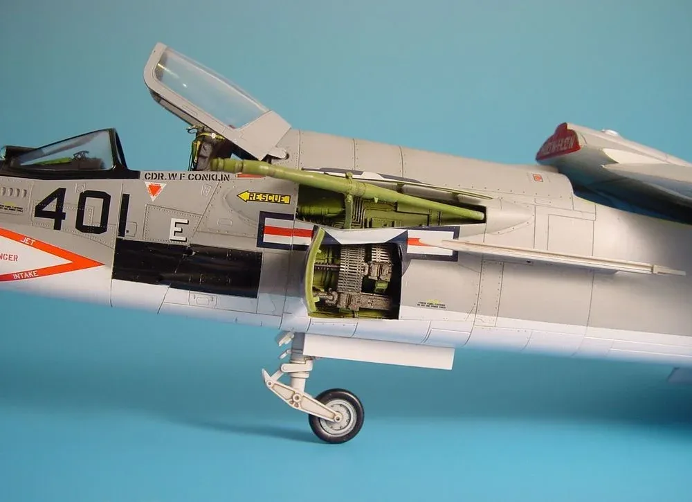 Resinová sada Aires 4175 zbraňový prostor F-8E Crusader 1/48 pro stavebnici Hasegawa