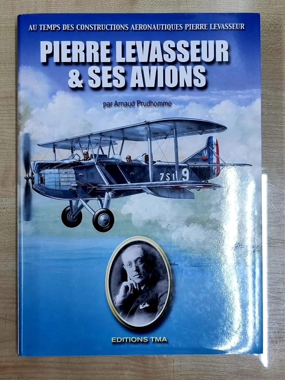 Obálka knihy Pierre Levasseur & Ses Avions od Arnauda Prudhomme, Editions TMA