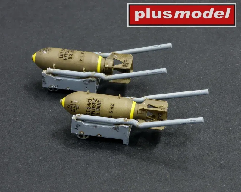 Sada Plus Model AL4113 ruční pumový vozík Mk.I 1/48 — dva vozíky a dvě pumy 250 lb s obtisky