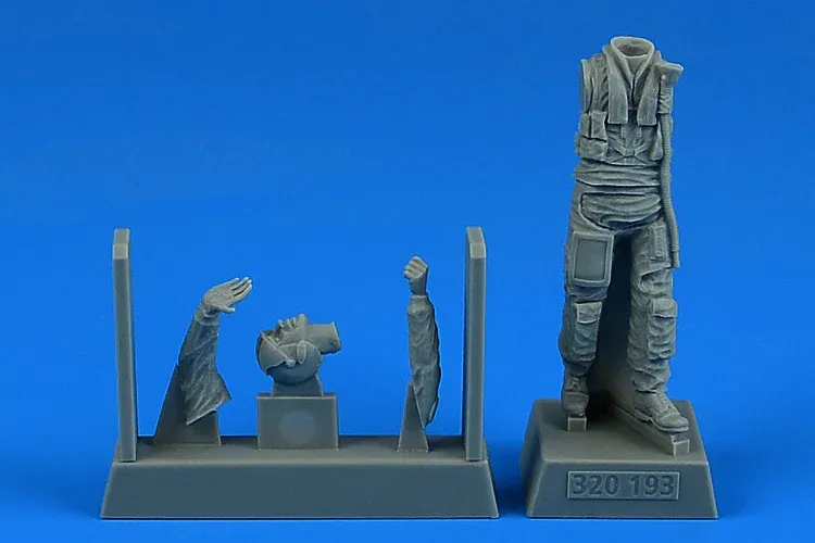 Resinová figurka moderního pilota stíhačky NATO Aires 320193 v měřítku 1/32