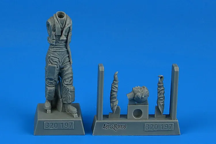 Resinová figurka Aires 320197 pilot moderní stíhačky NATO v měřítku 1/32