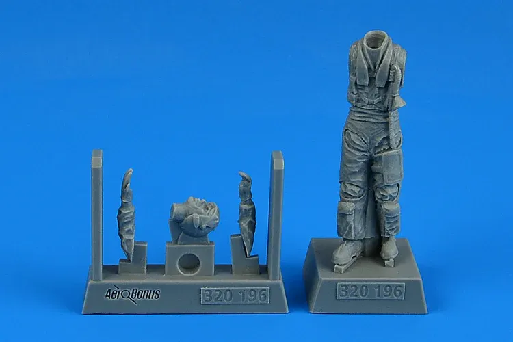Resinová figurka pilota stíhačky NATO Aires 320196 v měřítku 1/32