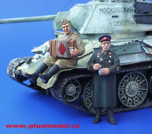 Resinová sada figurek Plus Model 132 vojáci Rudé armády 1/35 – harmonikář a důstojník NKVD