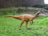 Krabice stavebnice Tamiya Clic Loc 28501 Fukuiraptor 1:35 s modelem dinosaura na podstavci — obrázek 14
