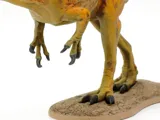 Krabice stavebnice Tamiya Clic Loc 28501 Fukuiraptor 1:35 s modelem dinosaura na podstavci — obrázek 4