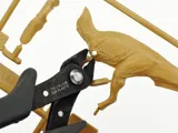 Krabice stavebnice Tamiya Clic Loc 28501 Fukuiraptor 1:35 s modelem dinosaura na podstavci — obrázek 7