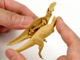 Krabice stavebnice Tamiya Clic Loc 28501 Fukuiraptor 1:35 s modelem dinosaura na podstavci — obrázek 8