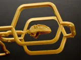 Krabice stavebnice Tamiya Clic Loc 28501 Fukuiraptor 1:35 s modelem dinosaura na podstavci — obrázek 10