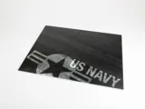 Výstavní podložka Red Fox Studio RFSDB-72043 s potiskem asfaltu a nápisem US NAVY, 1/72, 300×230 mm — obrázek 2