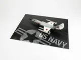Výstavní podložka Red Fox Studio RFSDB-72043 s potiskem asfaltu a nápisem US NAVY, 1/72, 300×230 mm — obrázek 3