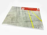 Letištní podložka Red Fox Studio 1/32 Airfield Diorama Base Type 2 s betonovými panely a žlutými čarami