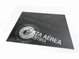 Podložka pro diorámata Red Fox Studio 1/48 s asfaltem a nápisem FUERZA AÉREA ARGENTINA, 380 × 320 mm — obrázek 2