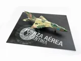 Podložka pro diorámata Red Fox Studio 1/48 s asfaltem a nápisem FUERZA AÉREA ARGENTINA, 380 × 320 mm — obrázek 3