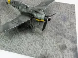 Výstavní podložka Red Fox Studio RFSDB-32006 1/32 s potiskem šedé cihlové dlažby, 380 × 320 mm — obrázek 4
