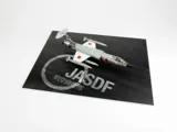 Asfaltová dioramatická podložka Red Fox Studio RFSDB-72032 Japonsko 1/72 s nápisem JASDF, 300 × 230 mm — obrázek 3