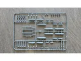 Sběratelský set Duke Hawkins 1/48 P-51D Mustang – krabice se stavebnicí, publikací a doplňky — obrázek 6