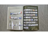 Sběratelský set Duke Hawkins 1/48 P-51D Mustang – krabice se stavebnicí, publikací a doplňky — obrázek 18