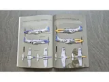 Sběratelský set Duke Hawkins 1/48 P-51D Mustang – krabice se stavebnicí, publikací a doplňky — obrázek 19