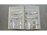 Sběratelský set Duke Hawkins 1/48 P-51D Mustang – krabice se stavebnicí, publikací a doplňky — obrázek 20