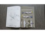 Sběratelský set Duke Hawkins 1/48 P-51D Mustang – krabice se stavebnicí, publikací a doplňky — obrázek 21