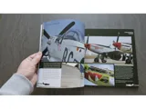 Sběratelský set Duke Hawkins 1/48 P-51D Mustang – krabice se stavebnicí, publikací a doplňky — obrázek 29