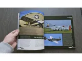 Sběratelský set Duke Hawkins 1/48 P-51D Mustang – krabice se stavebnicí, publikací a doplňky — obrázek 30