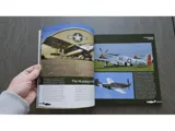 Sběratelský set Duke Hawkins 1/48 P-51D Mustang – krabice se stavebnicí, publikací a doplňky — obrázek 31