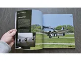 Sběratelský set Duke Hawkins 1/48 P-51D Mustang – krabice se stavebnicí, publikací a doplňky — obrázek 33