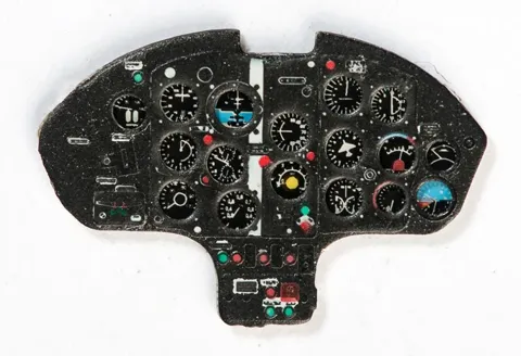 Barevná fotoleptaná přístrojová deska Yahu Models YMA7298 pro MiG-15 v měřítku 1/72