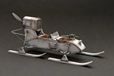 Resinová stavebnice Plus Model 1/35 Aerosan RF-8, sovětské aerosaně s vrtulovým pohonem